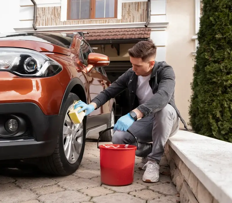 Lavage auto à domicile Roquevaire : professionnel intervenant sur un véhicule